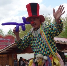 Walking-Act Stelzenclown Peppino Ballonkuenstler Luftballontiere Modellierballons